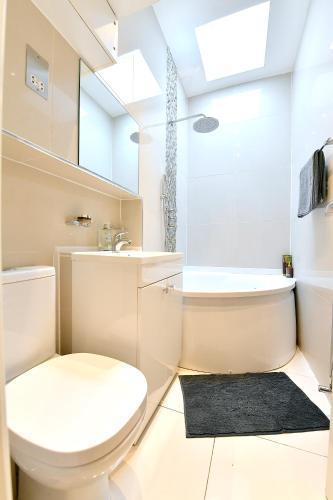Hendon Escape Luxury Apartment with En-suite Bath - Tap to explore photos