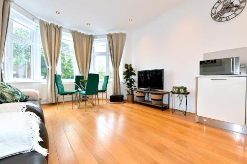 Hendon Escape Luxury Apartment with En-suite Bath - Tap to explore photos