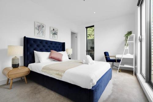 Hawksburn Village - 2 Bed Apt in Central Prahran - Tap to explore photos