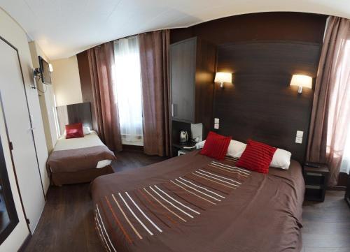 Hôtel du Parc Room Type - Triple Room with Shower Hôtel du Parc Room Type - Triple Room with Shower