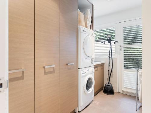 Kos Place in Blairgowrie by Ready Set Stay - Tap to explore photos