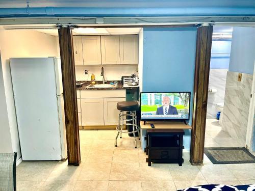 LGA Airport near, Studio walk in bsmt Apt in a Private House! - Tap to explore photos