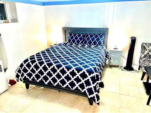 LGA Airport near, Studio walk in bsmt Apt in a Private House! - Tap to explore photos