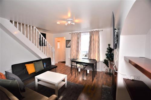 Lovely 3 Bedroom House Dagenham - Tap to explore photos