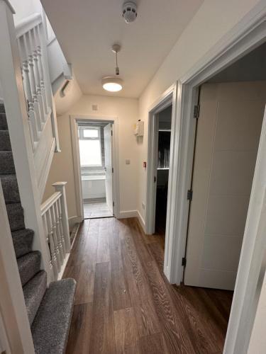 Lovely Hillingdon Family Holiday Home - 6 bedrooms - Tap to explore photos