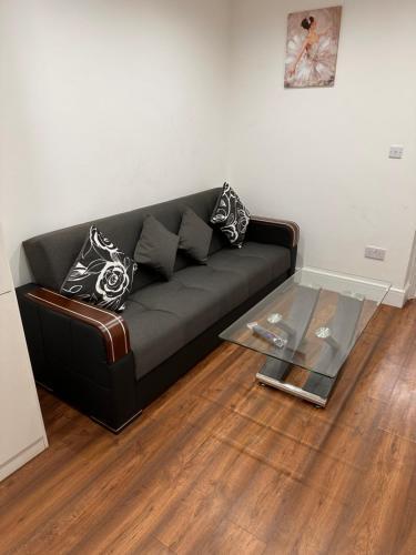 Lovely Hillingdon Family Holiday Home - 6 bedrooms - Tap to explore photos