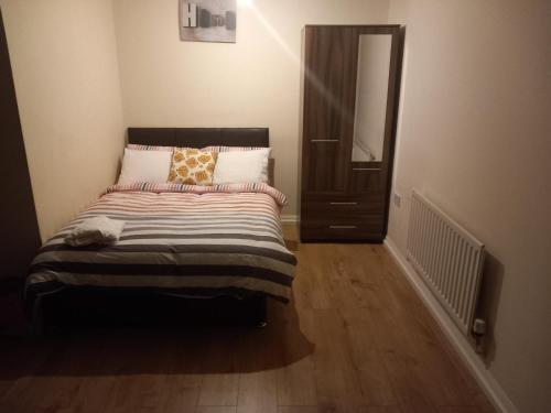 Lovely Shared 3 Bed Home Near The Thames - Tap to explore photos