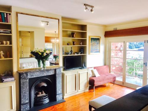 Double Bay Harbour-front apartment with stunning views - Tap to explore photos