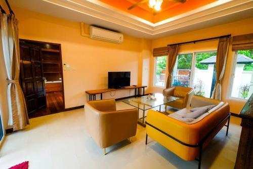 Luxurious large size swimming pool villa in Rawai - Tap to explore photos