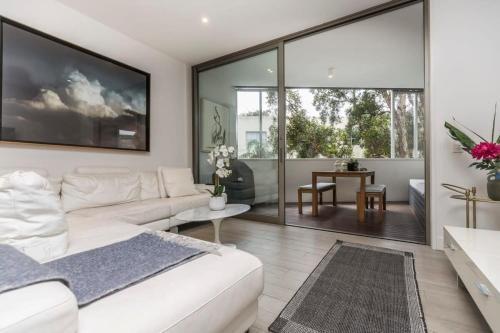 Bondi Beach Spacious Lux apmnt and Balcony - Tap to explore photos