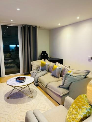 Luxury 2 Bed in Colindale - Tap to explore photos