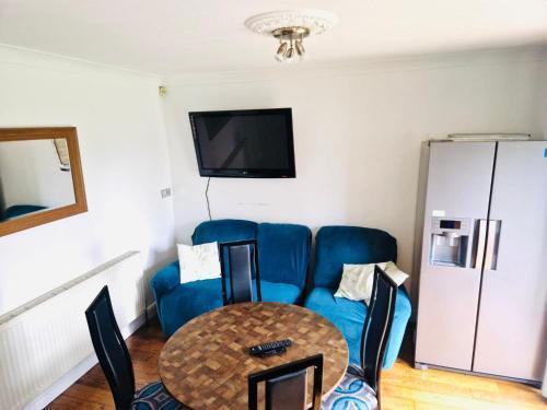 Lovely 4 bed house with patio & bbq - Tap to explore photos
