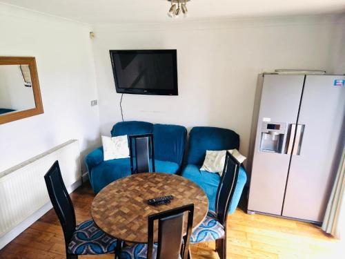 Lovely 4 bed house with patio & bbq - Tap to explore photos