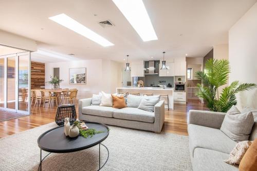 Luxury and Style on Pasadena with large spa - Tap to explore photos