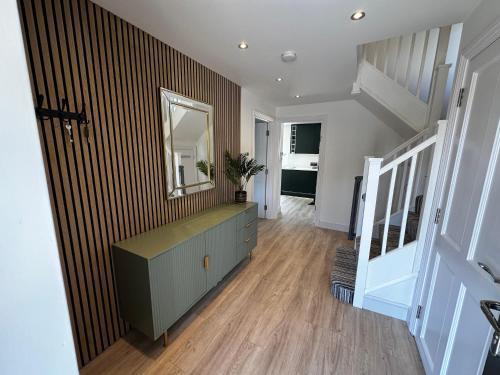 Luxury West London 3BR House, Cul De Sac - Tap to explore photos