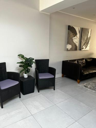 Luxury 5 bedroom house with Private car park in London - Tap to explore photos