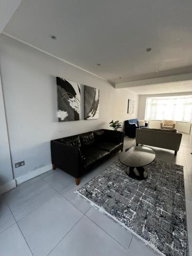 Luxury 5 bedroom house with Private car park in London - Tap to explore photos