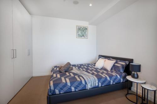 Marvellous 2-Bed High-Rise: Panoramic Views Secure Parking - Tap to explore photos