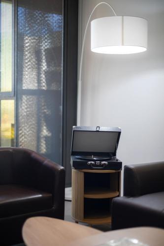 Marvellous 2-Bed High-Rise: Panoramic Views Secure Parking - Tap to explore photos