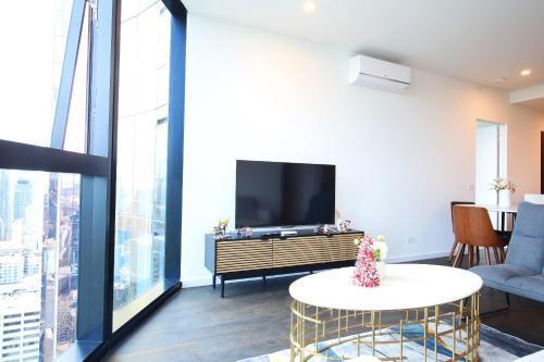 Melbourne CBD 2B2B1S with City & Sea Views - Tap to explore photos