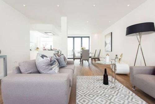 Large Three Bed Duplex Camden - Tap to explore photos