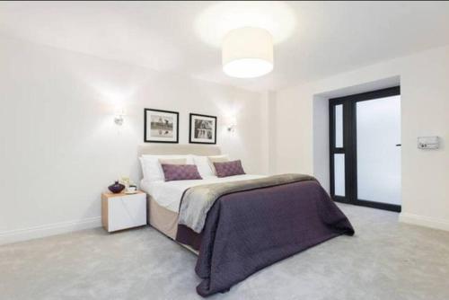 Large Three Bed Duplex Camden - Tap to explore photos