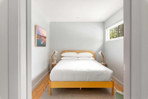 Modern 1-Bed Pad Minutes Away from Coogee Beach - Tap to explore photos