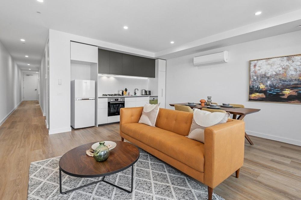 Modern Apartment on Burgundy Precinct & Parklands - Tap to explore photos