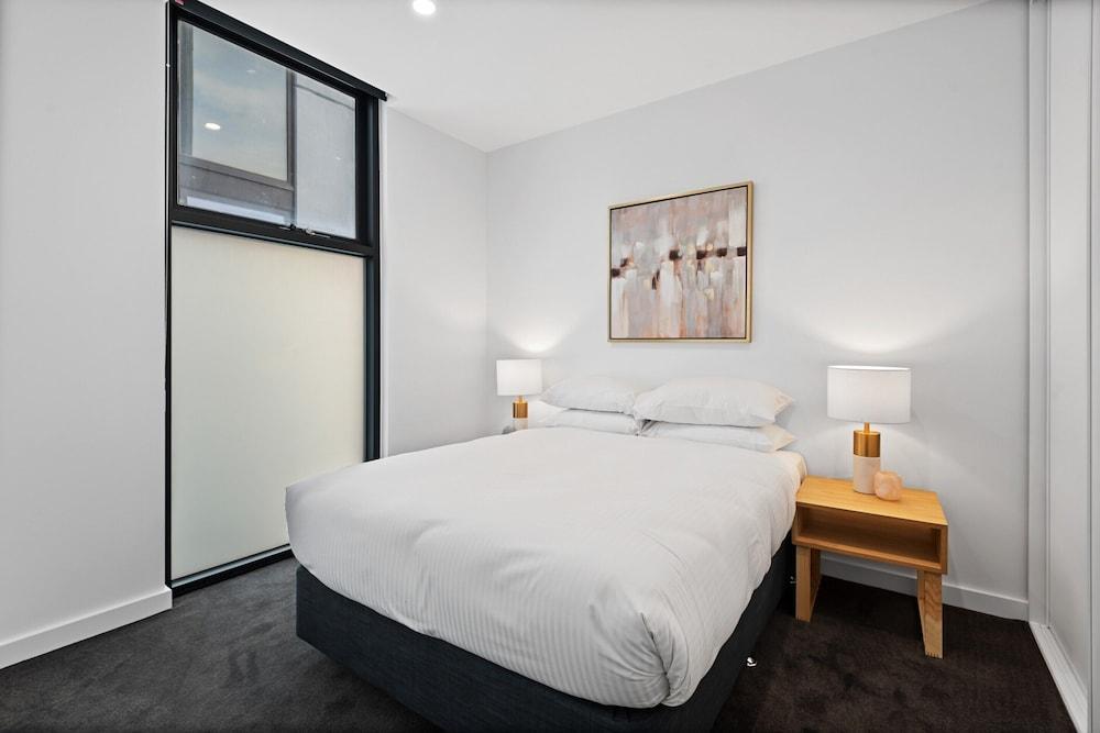 Modern Apartment on Burgundy Precinct & Parklands - Tap to explore photos