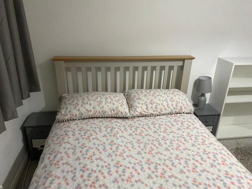 Modern 2 bedroom flat with Sky TV & free parking