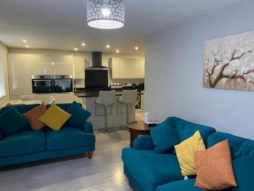 Modern 2 bedroom flat with Sky TV & free parking - Tap to explore photos