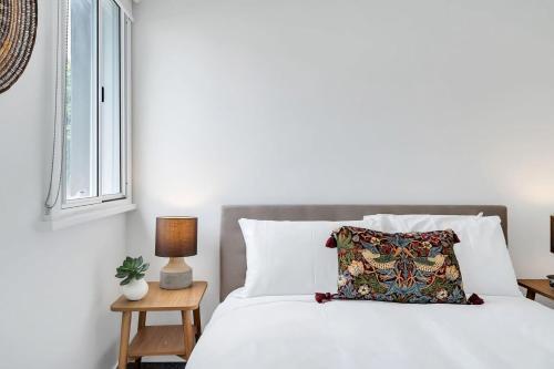 Balmain Harbour Hideaway - Tap to explore photos