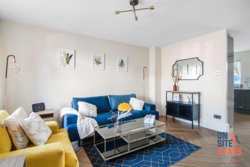 OnSiteStays - EARLY CHECK IN AUGUST - Modern 3 bed House, 2 x Parking, Garden, WIFI & dishwasher - Tap to explore photos