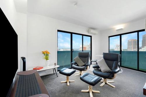 Panoramic View CBD 1 Bed Apt +OFFICE (Collins) - Tap to explore photos