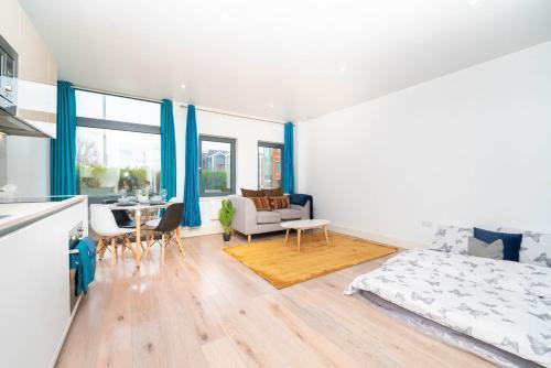 One bed flat with additional double mattress suitable for 4 - Tap to explore photos