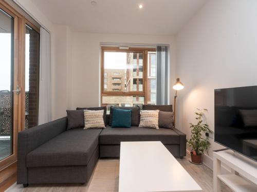 Spacious Bright Flat 20 Mins To Central London - Pass the Keys - Tap to explore photos