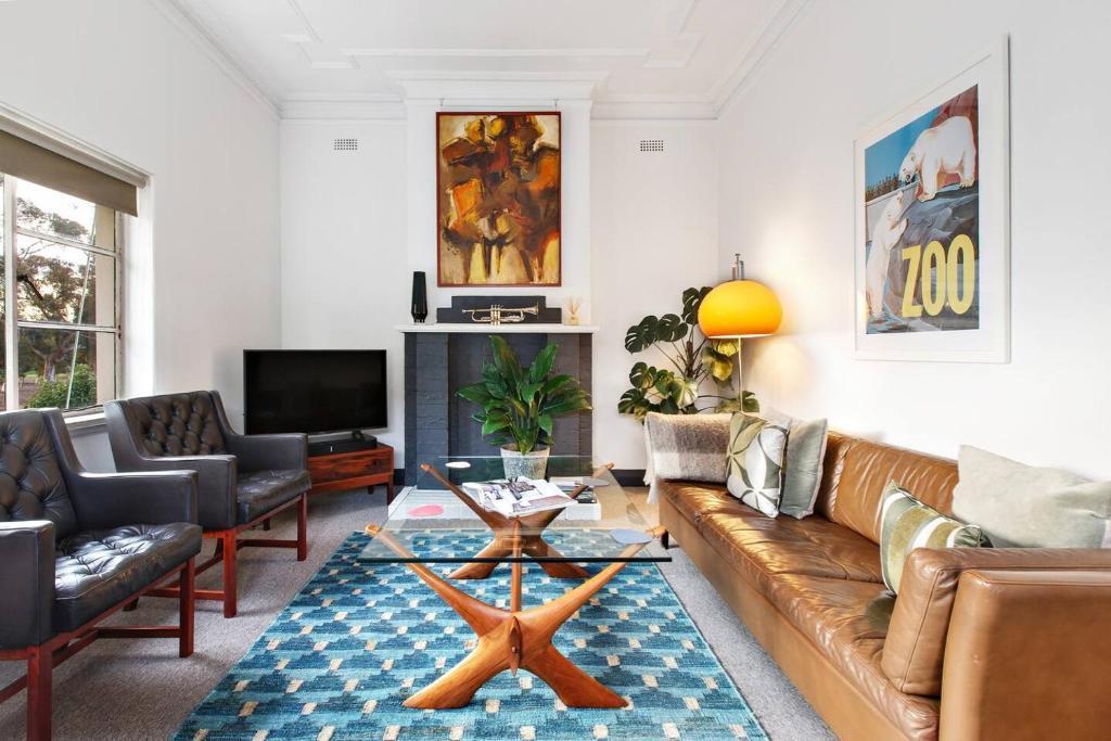 Parkside Hideaway - Beautiful Art Deco Design - Tap to explore photos