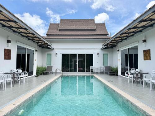 Phuket La Siesta, Naiharn Beach Room Type - Deluxe Double Room with Pool Access Phuket La Siesta, Naiharn Beach Room Type - Deluxe Double Room with Pool Access