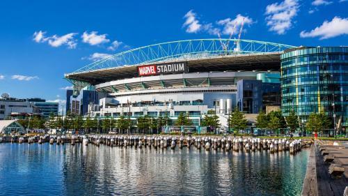 Rooftop Pool 2BR Marvel Stadium • Free Parking