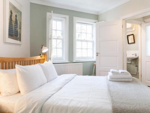 Roof Terrace Flat in Hampstead - Pass the Keys - Tap to explore photos