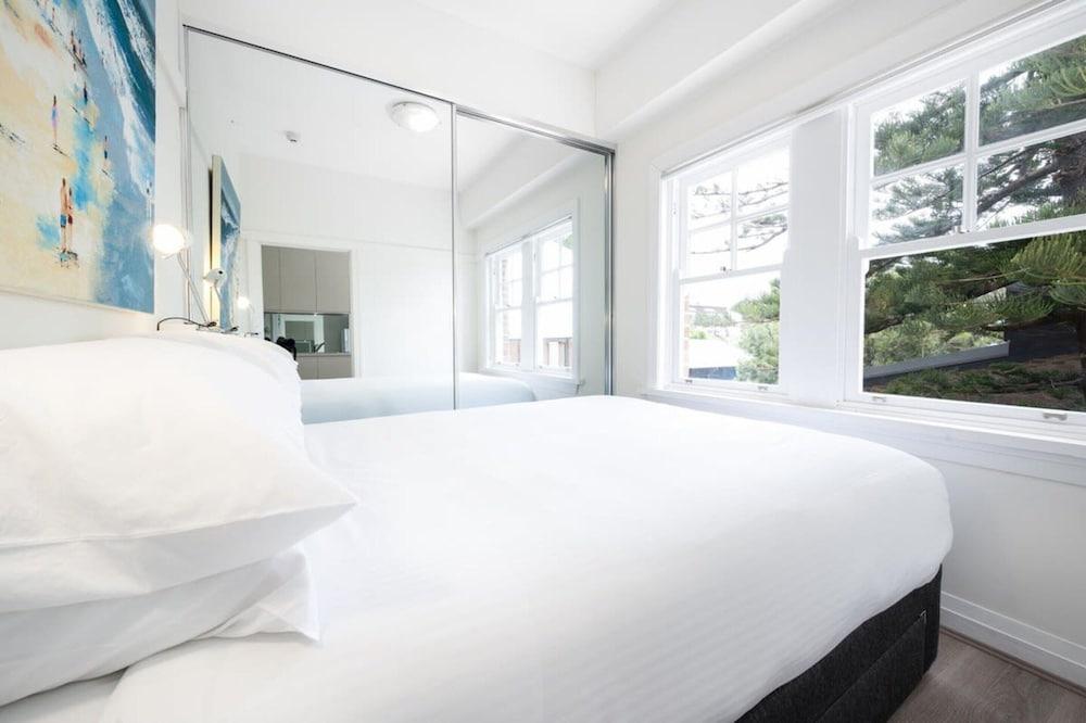 Snug 1-bed Unit Across From Bondi Beach - Tap to explore photos