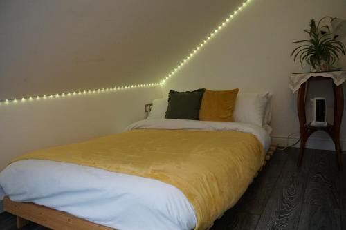 Snug & Cosy Home In Thamesmead Overlooking A Park - Tap to explore photos