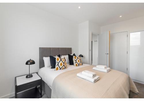 Sophisticated Living: 1-BR Flat in Beckenham - Tap to explore photos