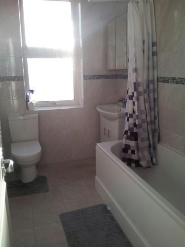 Spacious and Sunny double Room for comfortable nap - Tap to explore photos