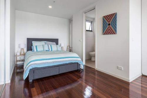 Spacious Studio with Balcony in Eclectic Brunswick