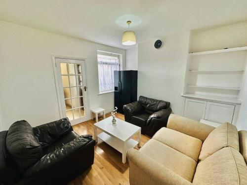Spacious Lovely 4 Bedroom House - Tap to explore photos