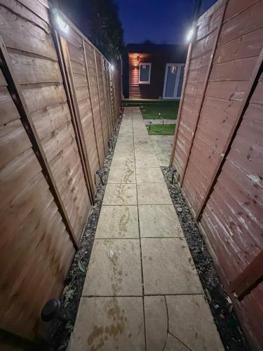 Stunning Studio Garden House - Free Wifi & Parking - Tap to explore photos
