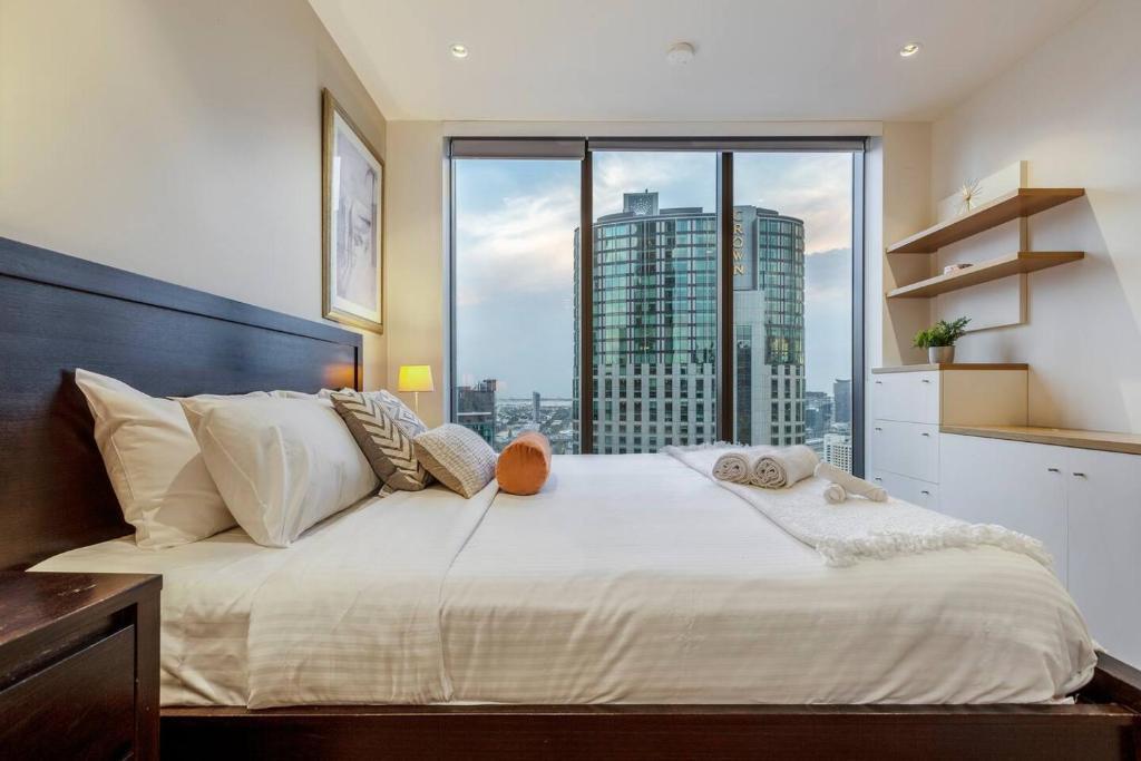 Spectacular Panoramic City Views in Sky-High LUXE - Tap to explore photos