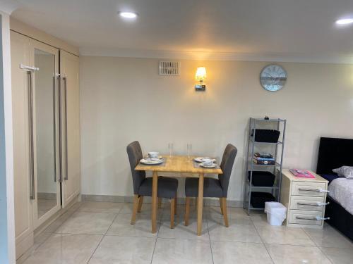 Studio flat Gants Hill with Free Parking - Tap to explore photos