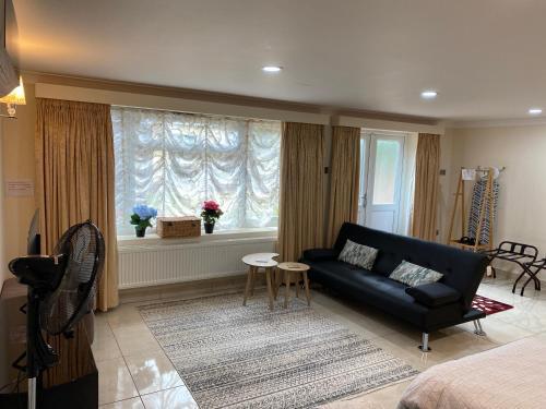 Studio flat Gants Hill with Free Parking - Tap to explore photos